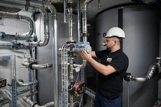 Heizungsmonteur bei der Arbeit