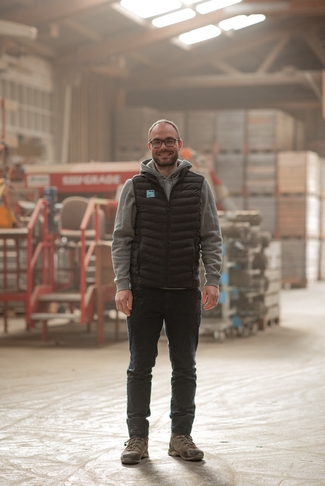 junger Mann in einer landwirtschaftlichen Lagerhalle