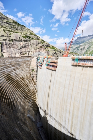 Die doppelte Staumauer am Grimselsee, links die alte, rechts die neue