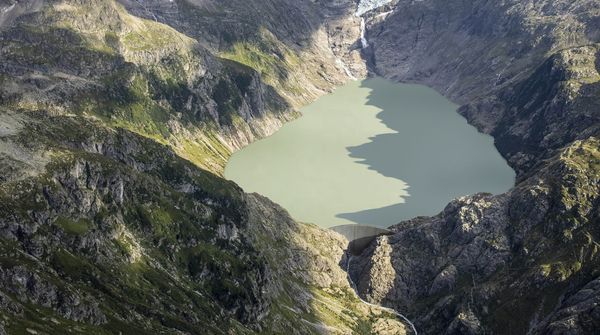 Simulationsbild: Unterhalb des Triftgletschers liegt als Simulation der Triftstausee mit einer Staumauer