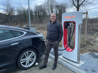 Peter Arnet lädt sein Tesla auf.