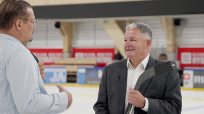 Dr. Roland Küpfer gibt Interview im Eisstadion 