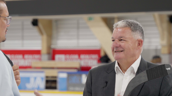 Dr. Roland Küpfer gibt Interview im Eisstadion 