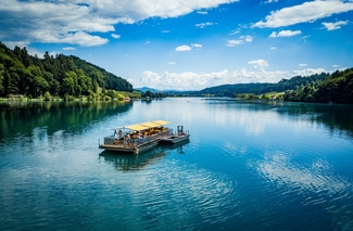 Idyllisch und interessant: eine Flossfahrt auf dem Berner Wohlensee.